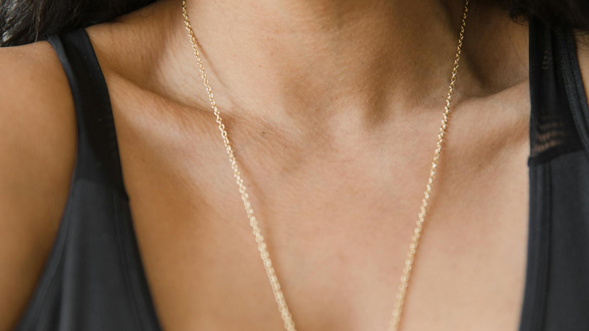 Der Ausschnitt-Trick: Warum Stylistinnen Body Chains nie ohne diesen Check anlegen