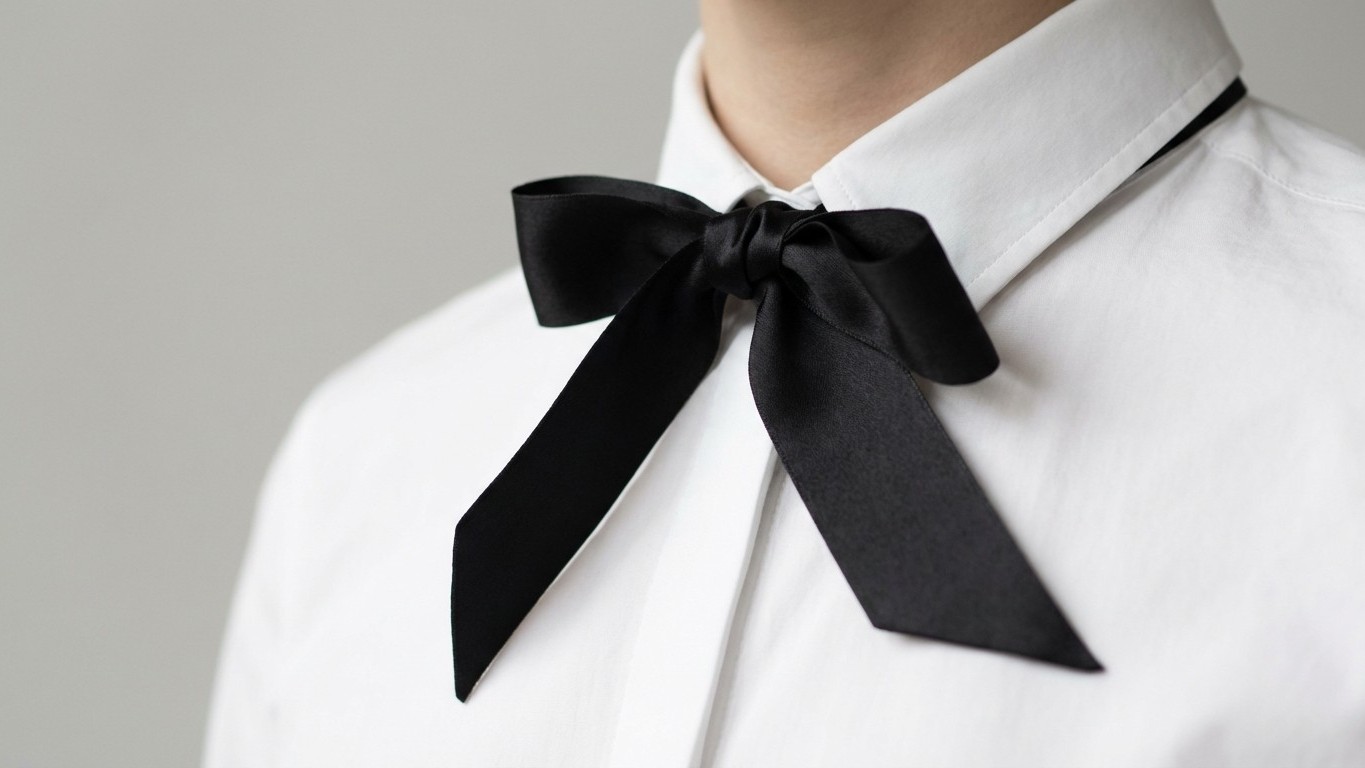 Die Schleife kehrt zurück: Das Detail, das 2026 alle Laufstege erobert – und wie du es jetzt trägst