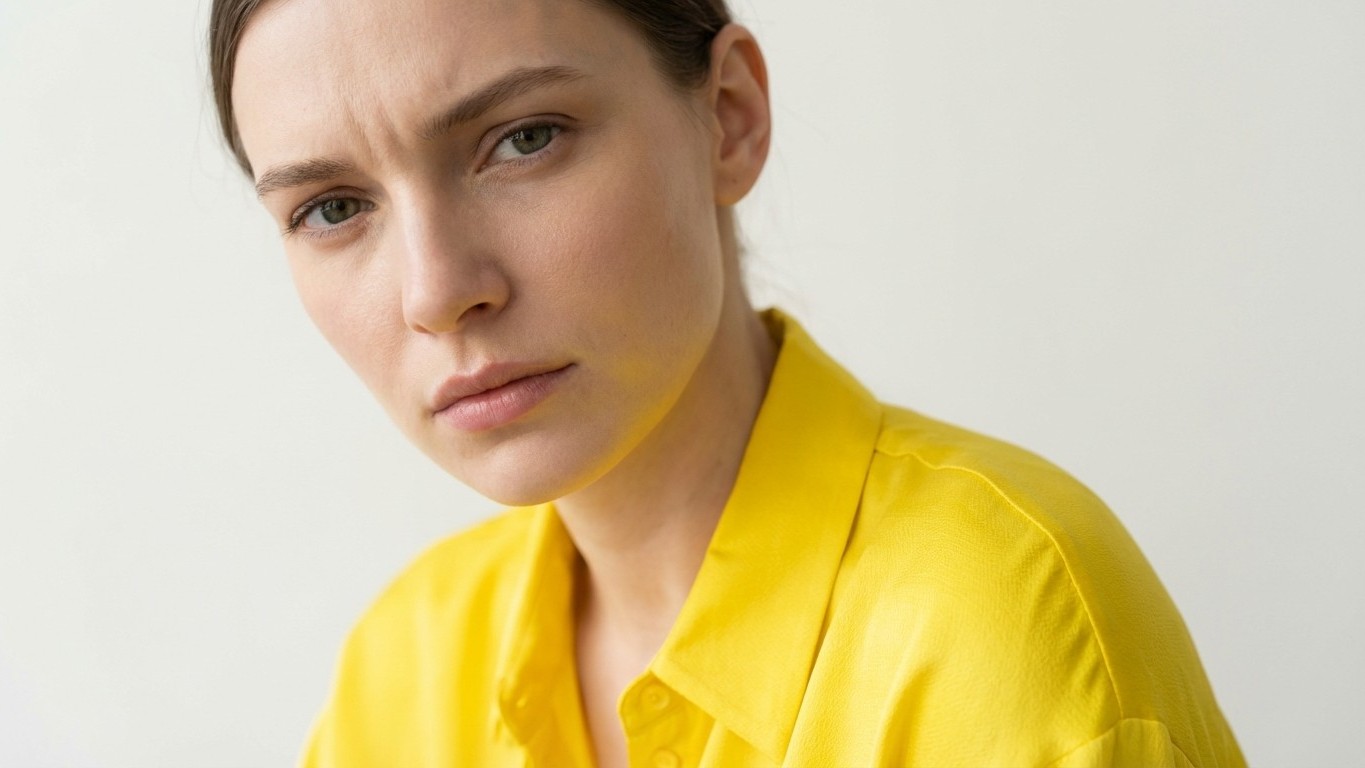 Kanariengelb 2026: Warum die Trendfarbe deiner Garderobe schadet – Ein Stylist erklärt