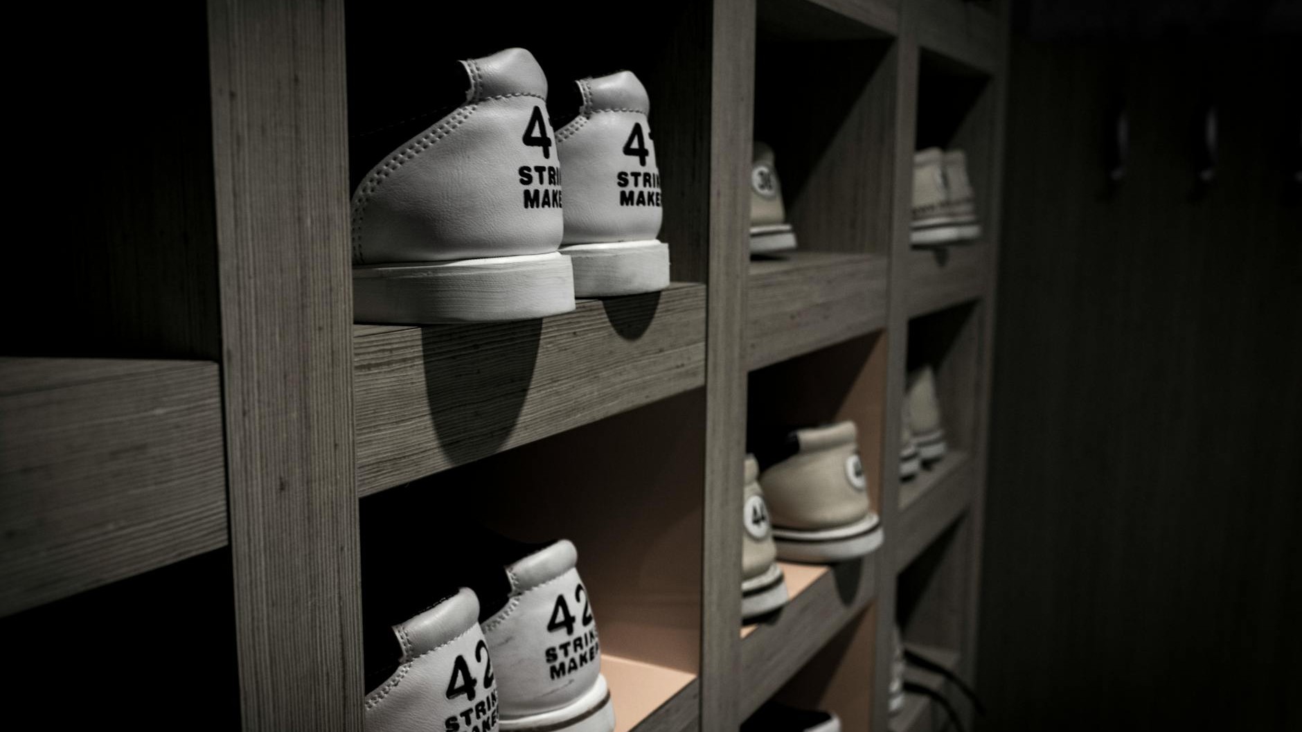 Weißer Sneaker vergilbt? Der entscheidende Fehler passiert bei der Lagerung – und so verhindern Sie es