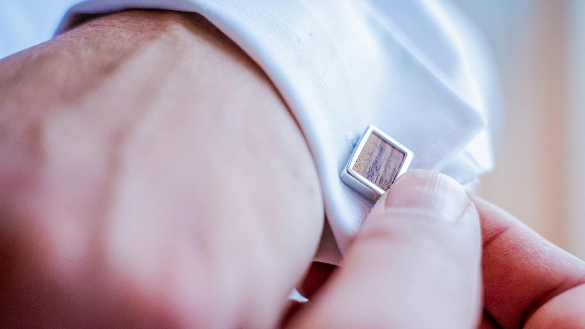 Der größte Manschettenknopf-Fehler: Ein Detail verrät sofort, ob du es richtig machst