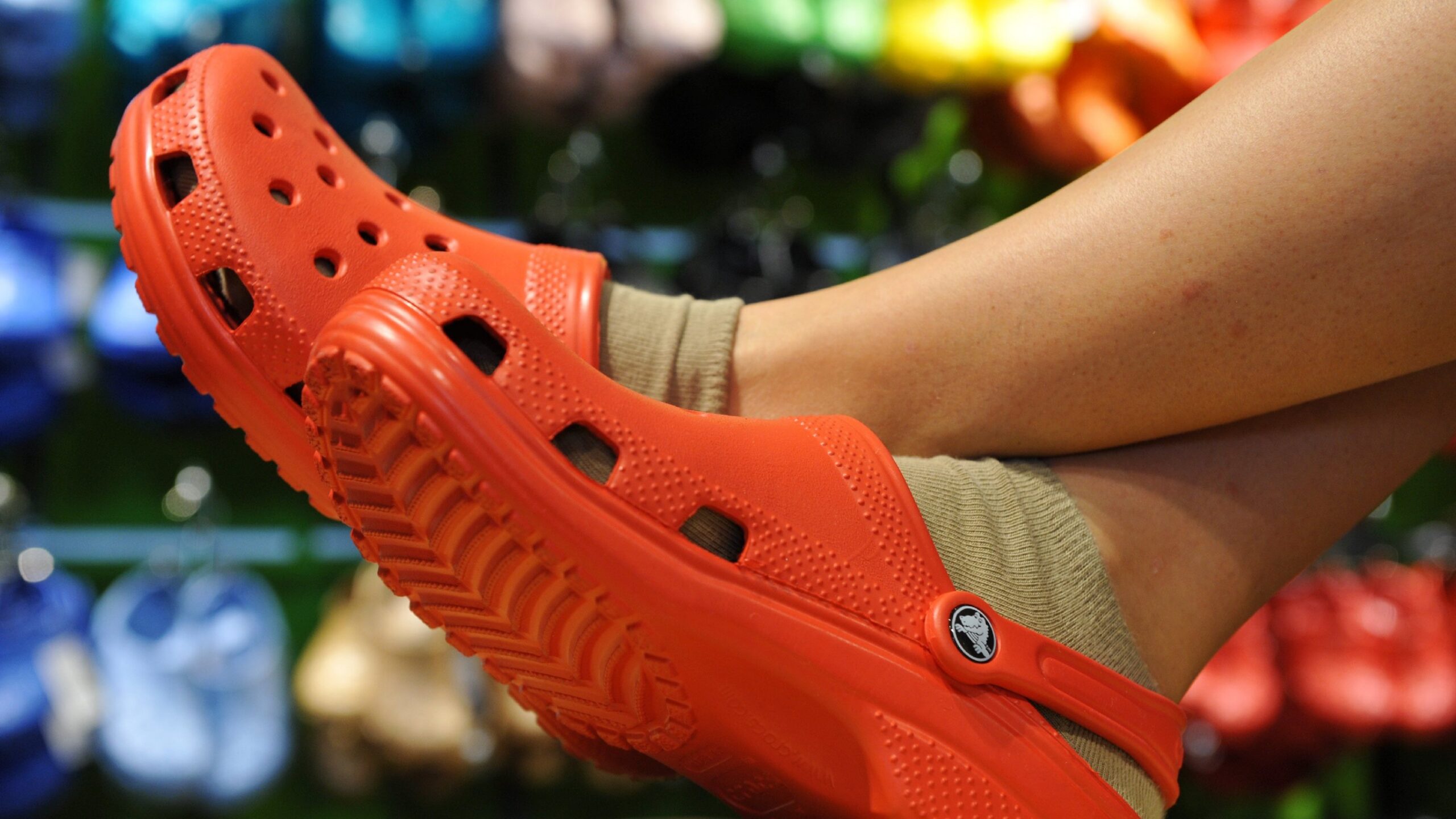 Orthopäden warnen: Warum elegante Korksandalen die bessere Alternative zu Crocs sind