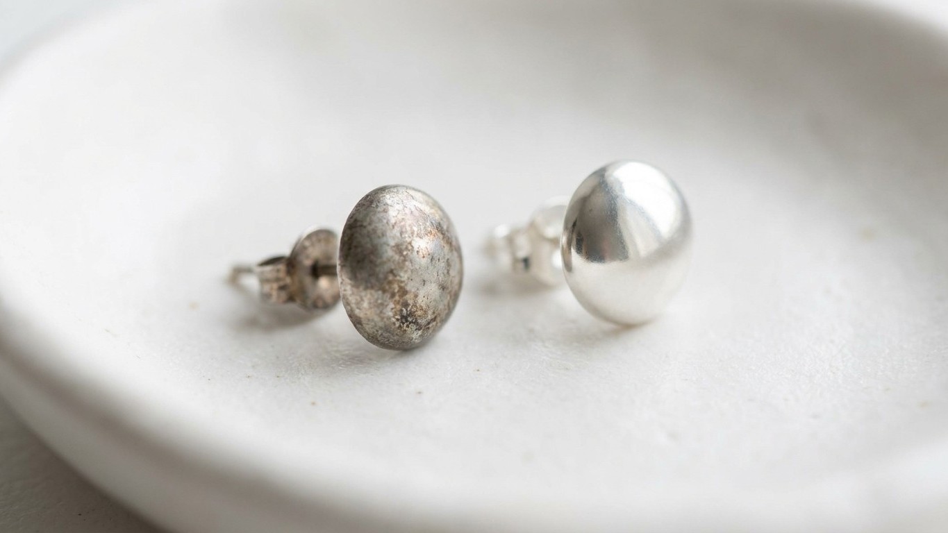 Warum deine Ohrringe beim Haarefärben in Gefahr sind – und was Friseure nicht erzählen