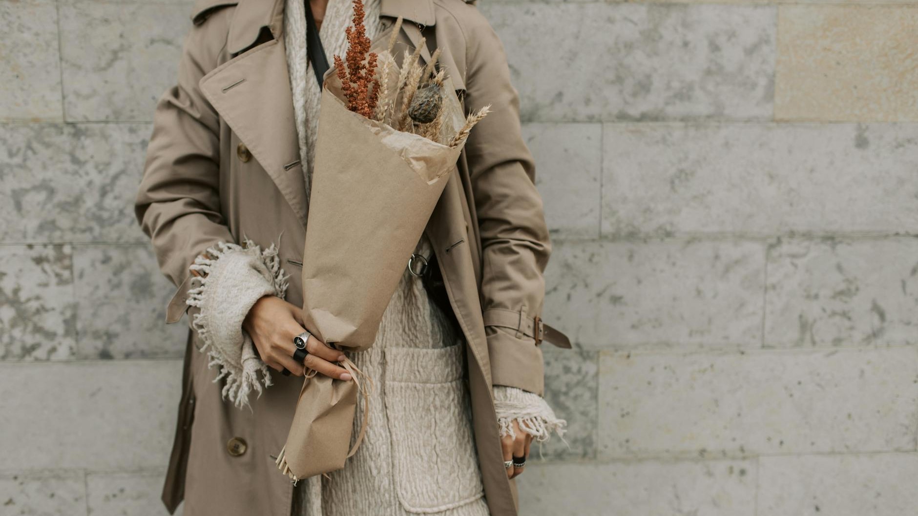 Warum Ihr beiger Trenchcoat Sie müde aussehen lässt – und es nichts mit Schlaf zu tun hat