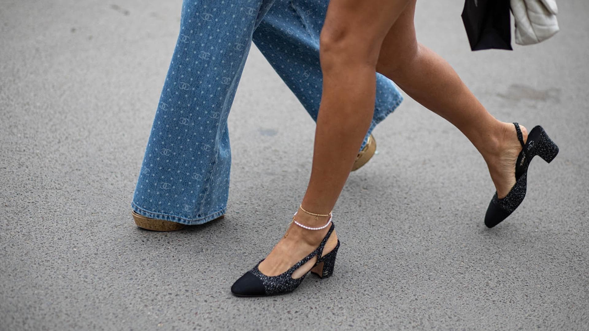 Adieu Sneaker: Der Loafer-Mule ist der einzige Schuh, den Stilberaterinnen 2026 in den Urlaub packen