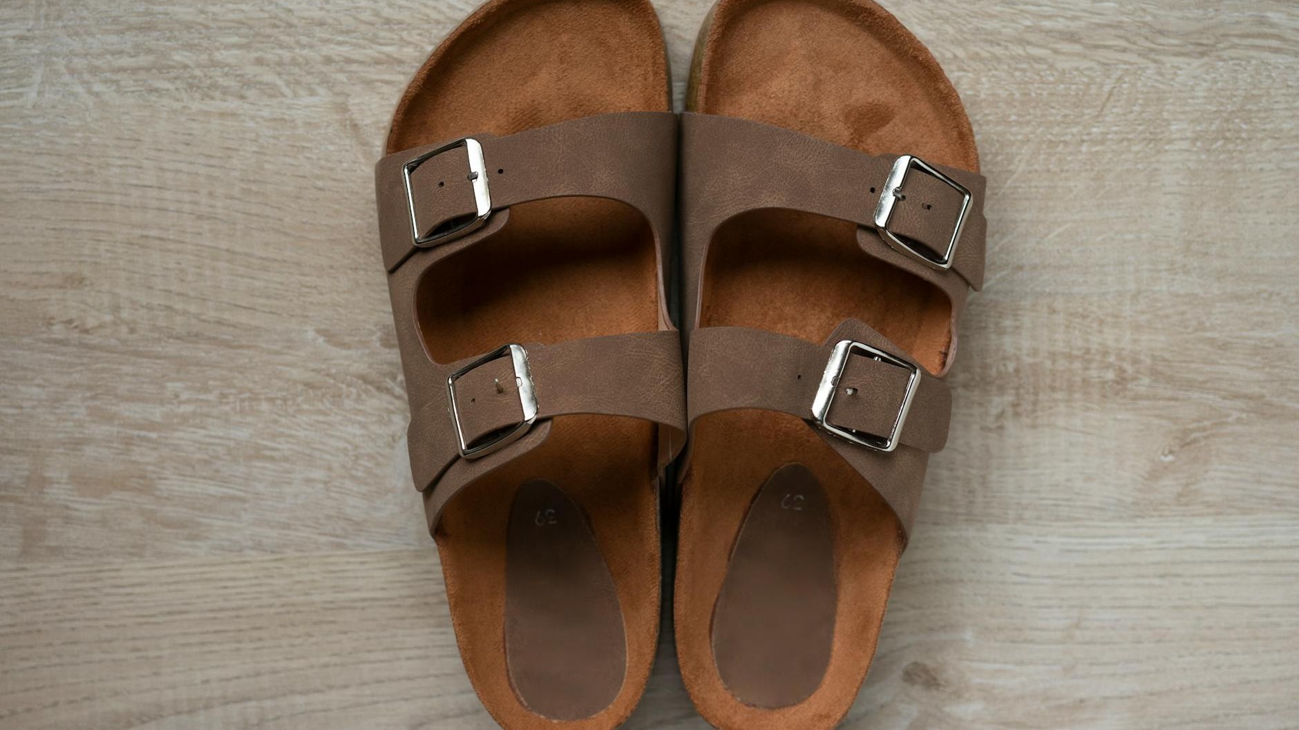 Braune Ränder auf Ledersandalen: Warum Reinigen nichts hilft und wie du es hättest vermeiden können