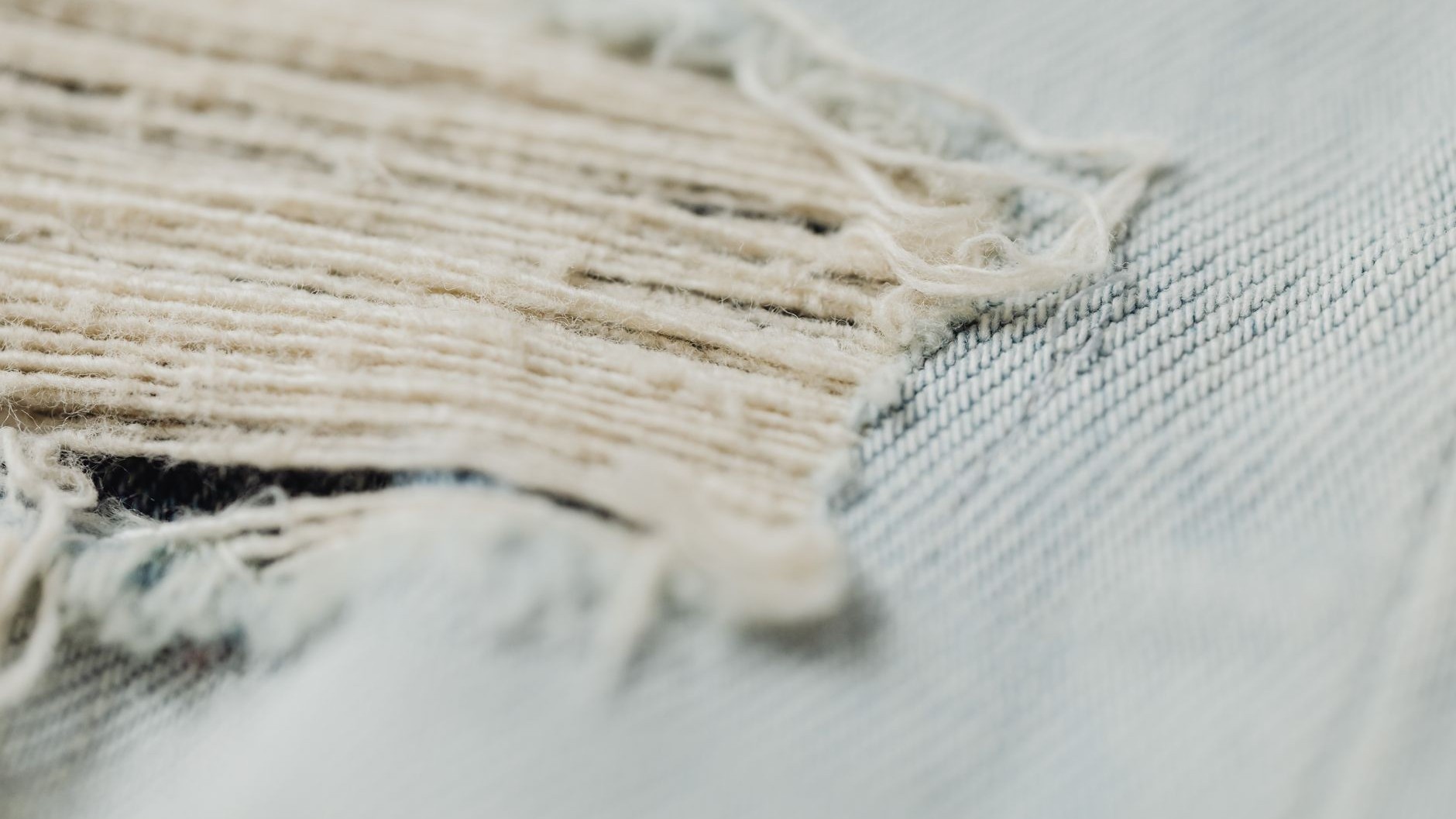 Jeans-Killer Weichspüler: Warum deine Lieblingshose nach dem dritten Waschen zerstört ist