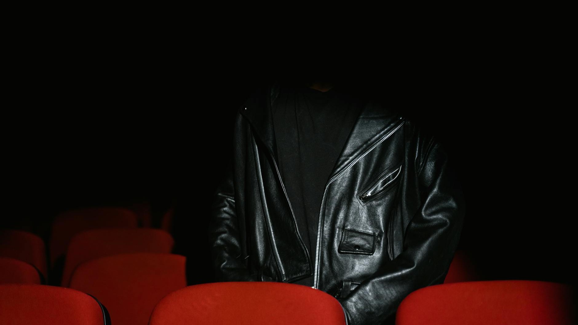 Lederjacke ruiniert: Warum die Reinigungsfolie deine Lieblingsjacke zerstört