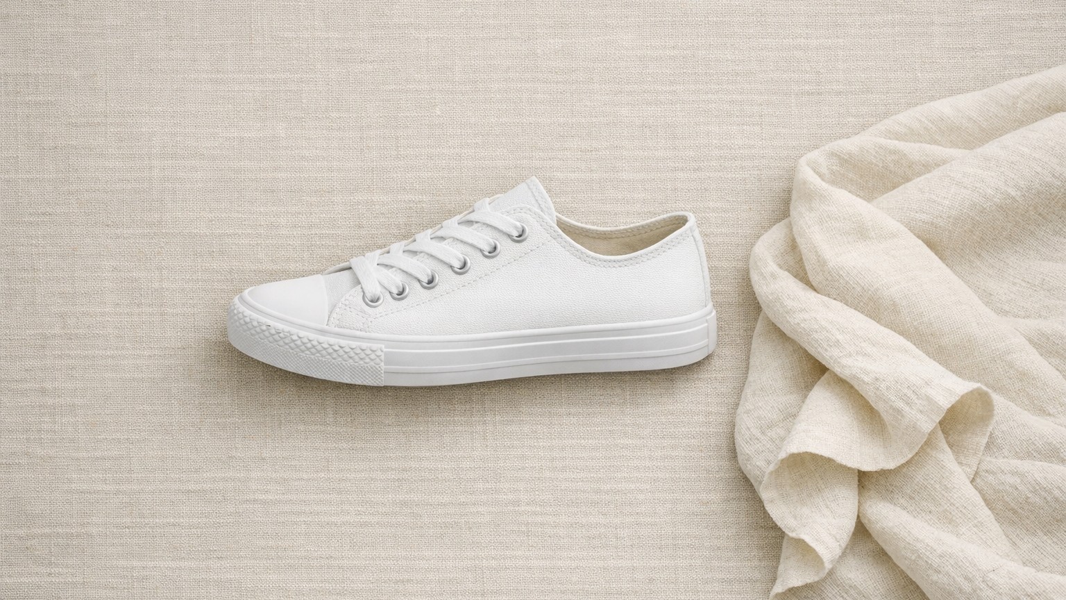 Der weiße Sneaker zur weiten Hose: So sieht Stilsicherheit 2026 aus