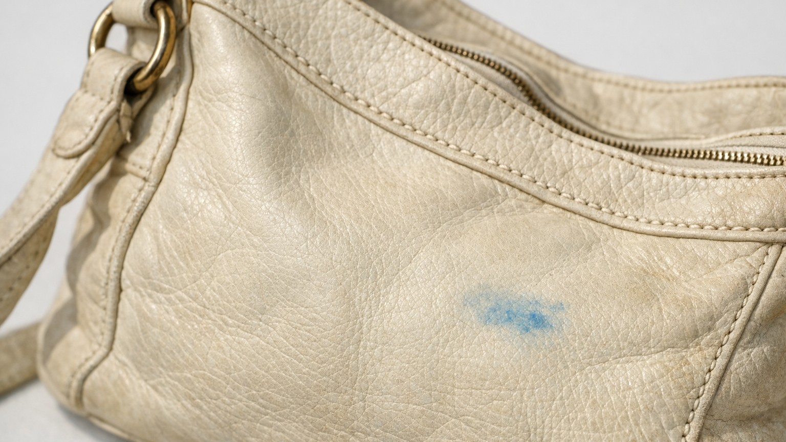 Dunkle Jeans, helles Leder: Wie Indigo-Flecken entstehen und was wirklich hilft
