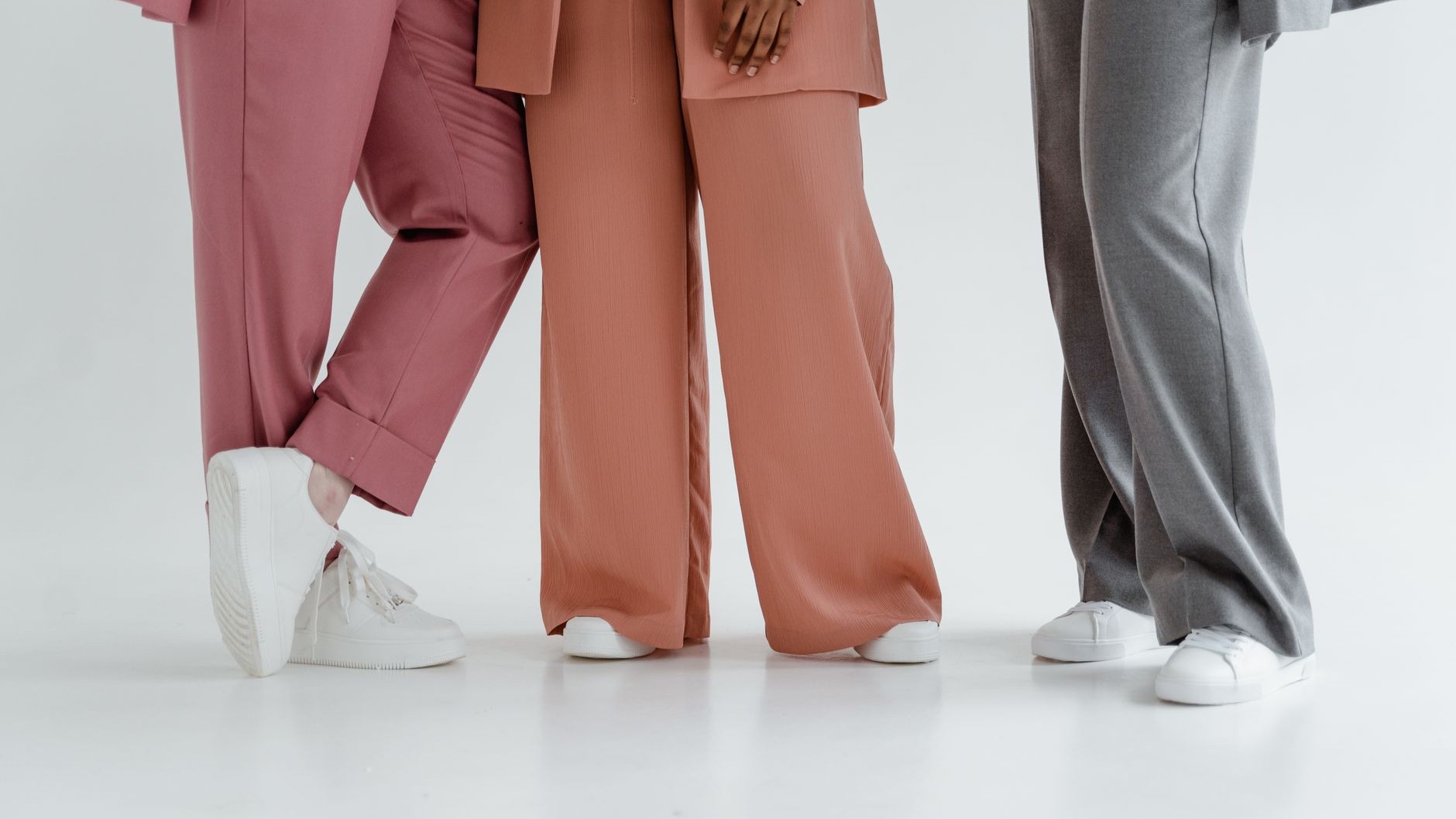 Schluss mit Skinny Jeans: Die weite Hose mit tiefem Schritt erobert 2026