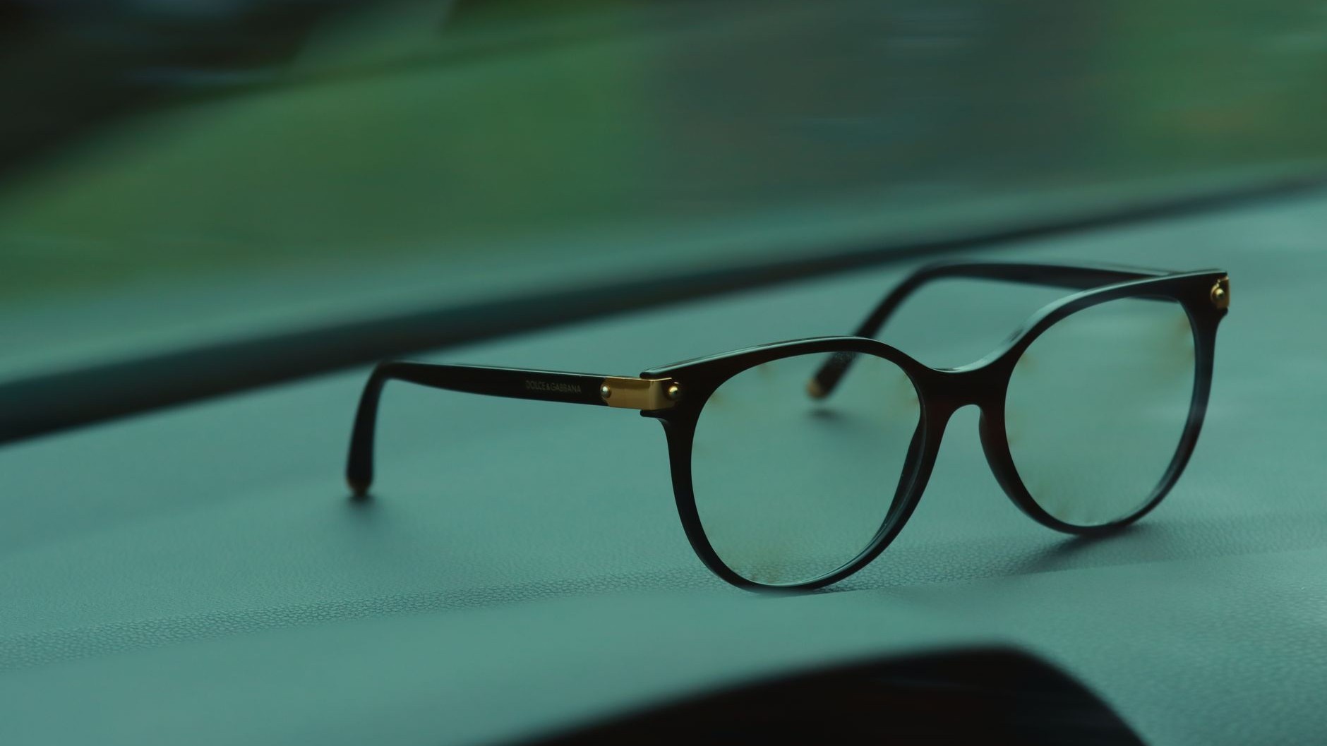 Sonnenbrille zerkratzt? Warum dein T-Shirt der größte Feind deiner Linsen ist