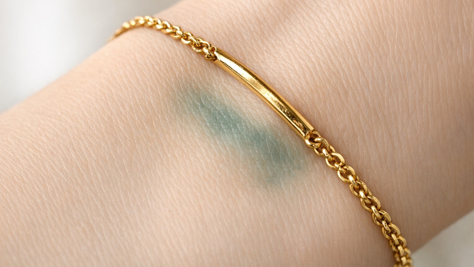 Vergoldeter Schmuck im Sommer: Was Schweiß wirklich mit deiner Haut anrichtet