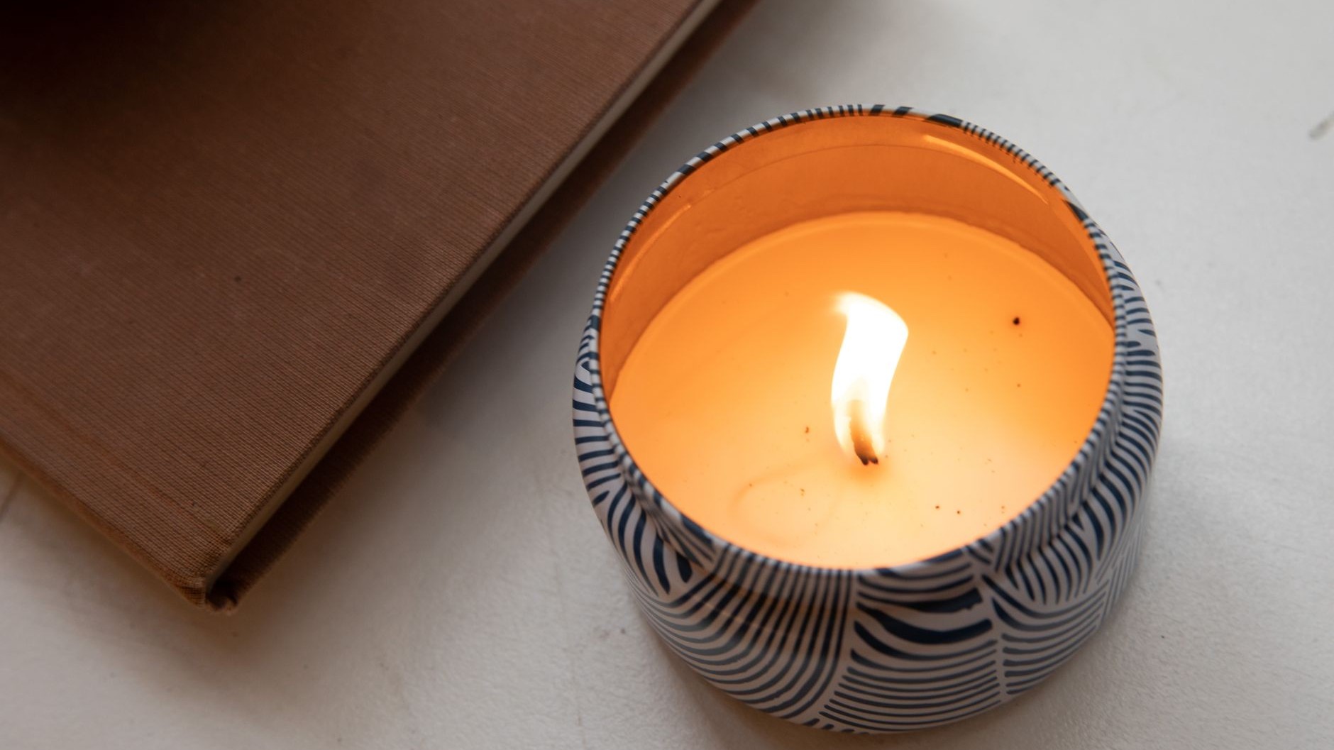 Ich habe die Citronella-Kerze mitten auf den Terrassentisch gestellt, nur um Ruhe vor den Mücken zu haben: nach zwei Abend...