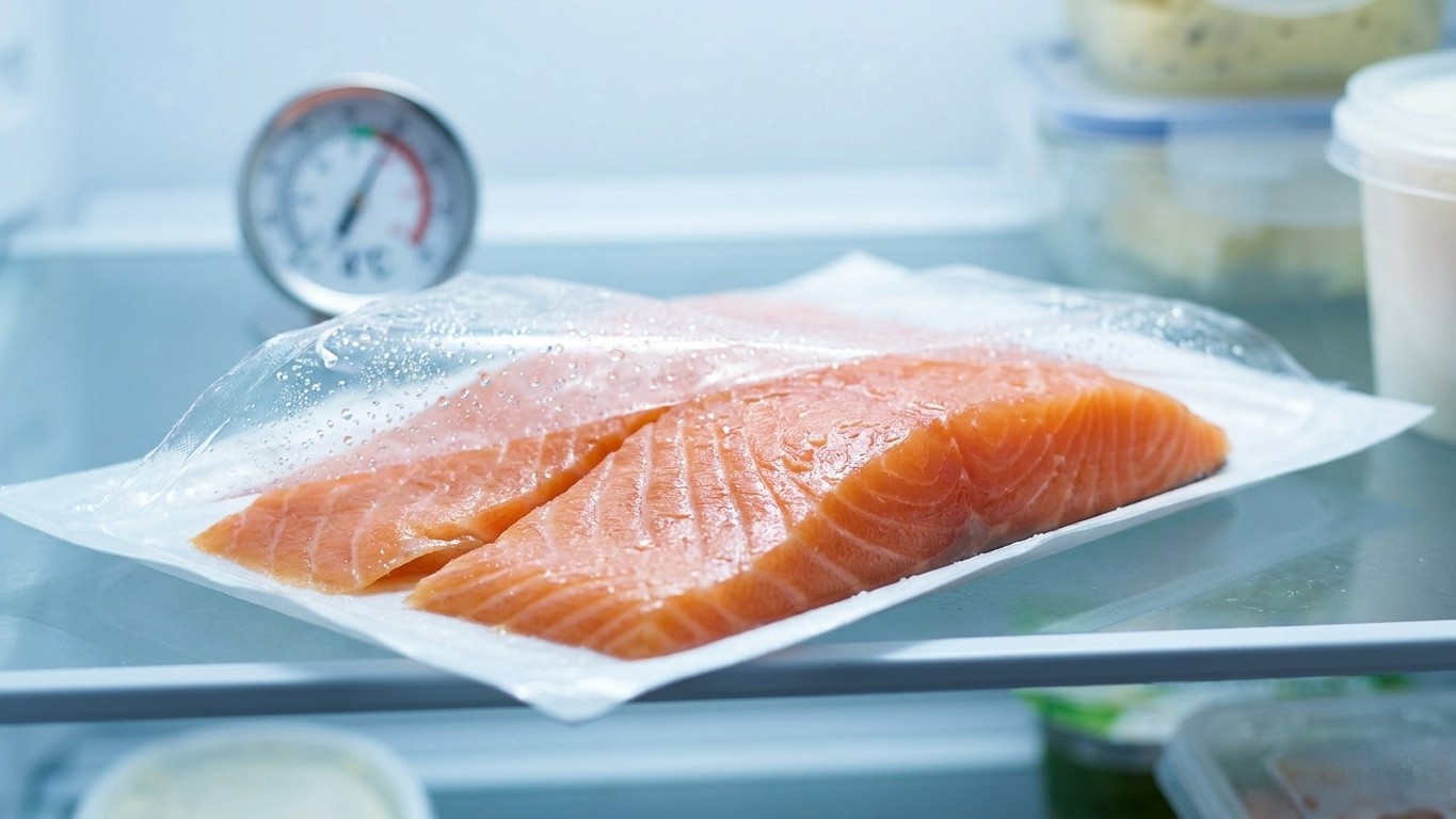 Wir verlassen uns alle auf die 4°C im Kühlschrank: Bei geöffnetem Räucherlachs vermehrt sich dieses Bakterium trotzdem mun...