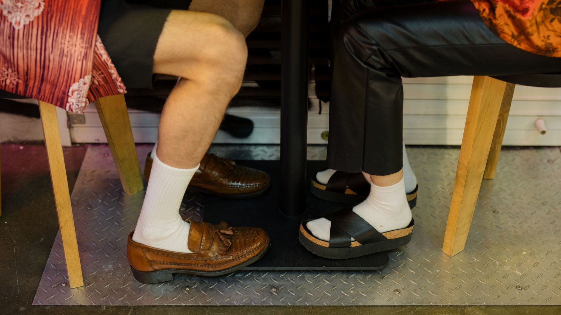 Ich habe meine neuen Ledersandalen einen ganzen Tag mit weißen Socken getragen, nur weil es bequem war: als ich sie abends...