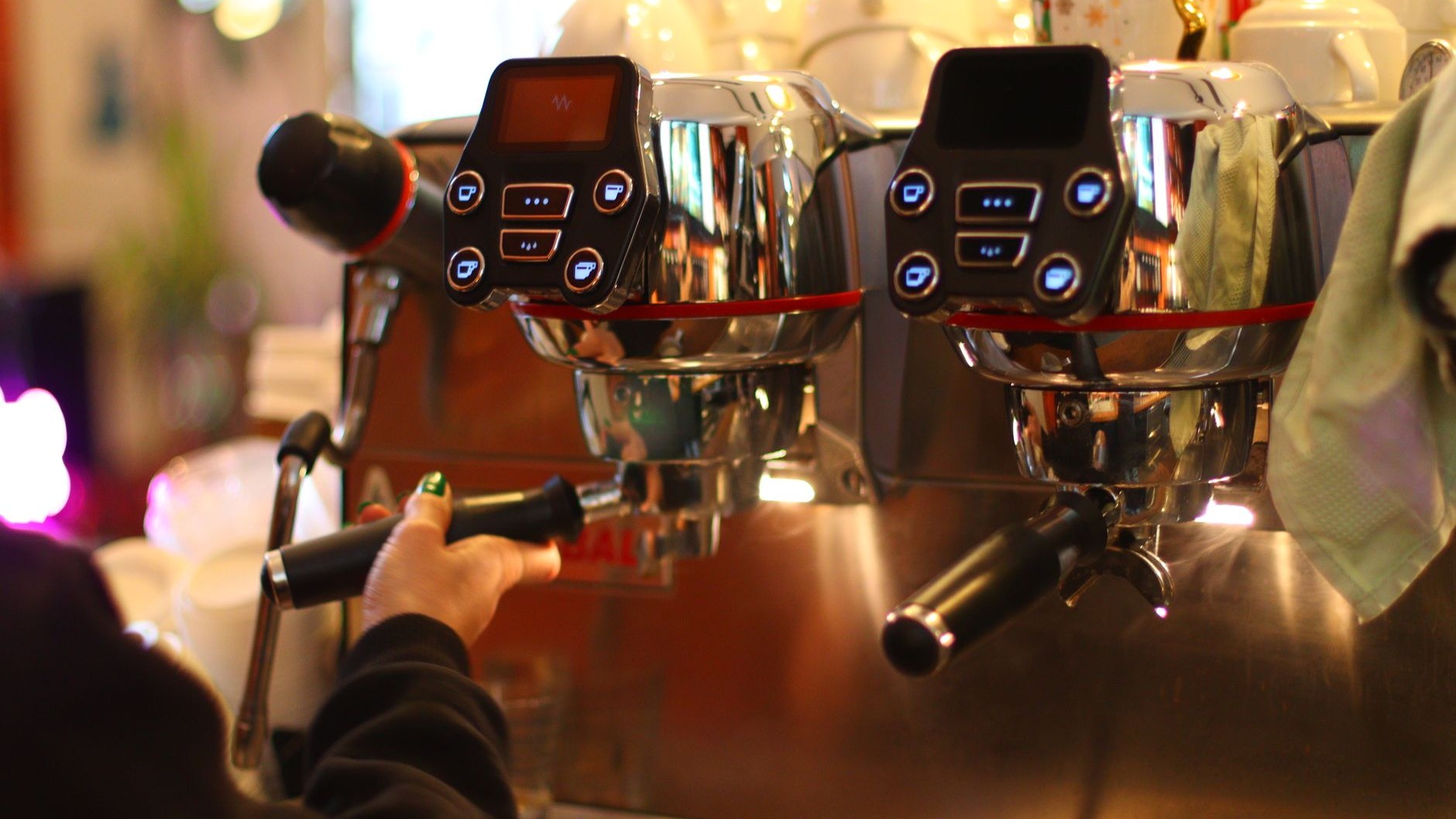 Wir alle drücken vor der Abreise nur den Ausschaltknopf am Kaffeevollautomaten, dabei stoppt dieser eine Handgriff sowohl ...
